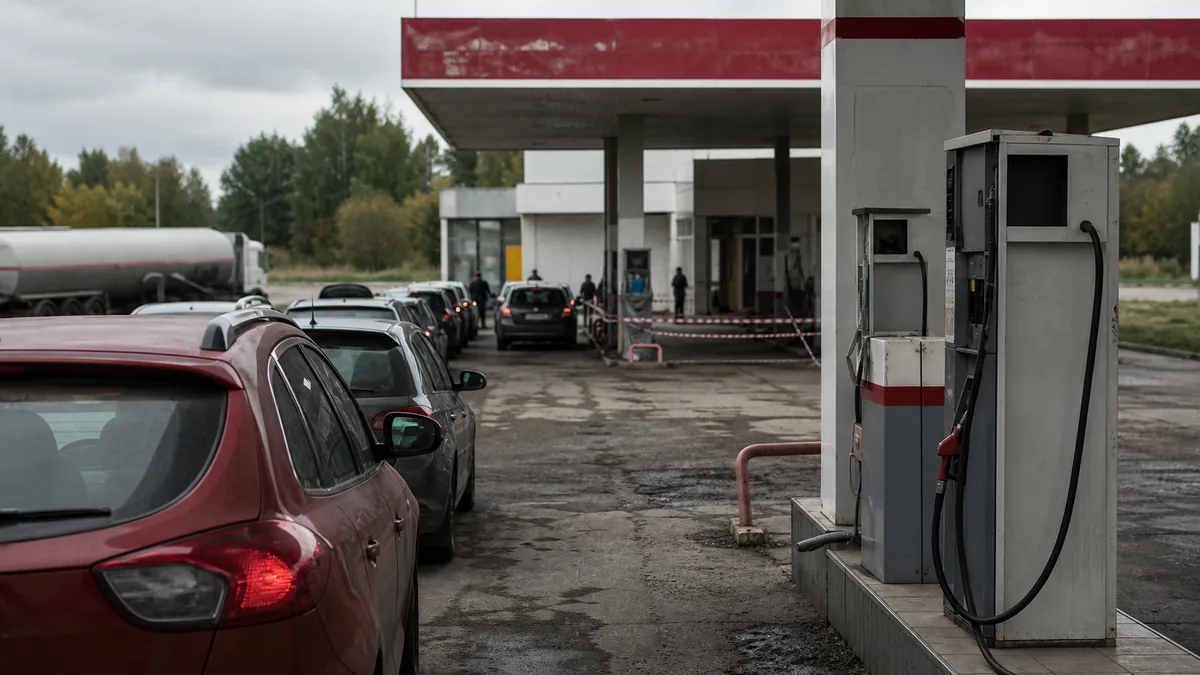 Automobilių eilė prie degalinės per Rusijos benzino trūkumo krizę
